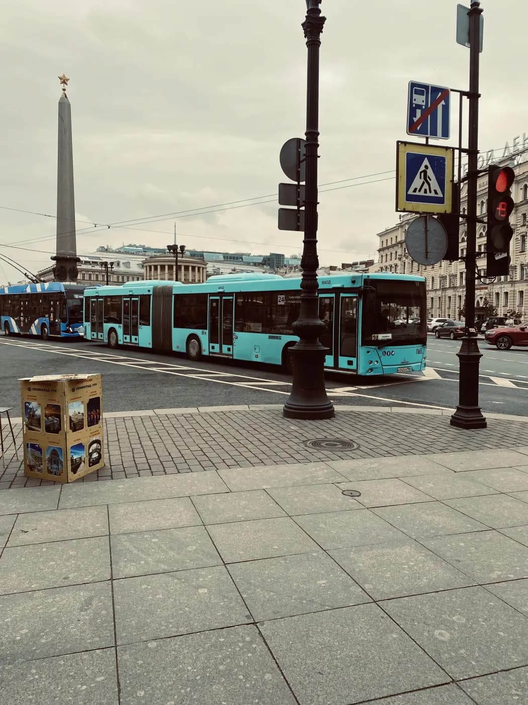 Городская площадь, трамвай и обелиск