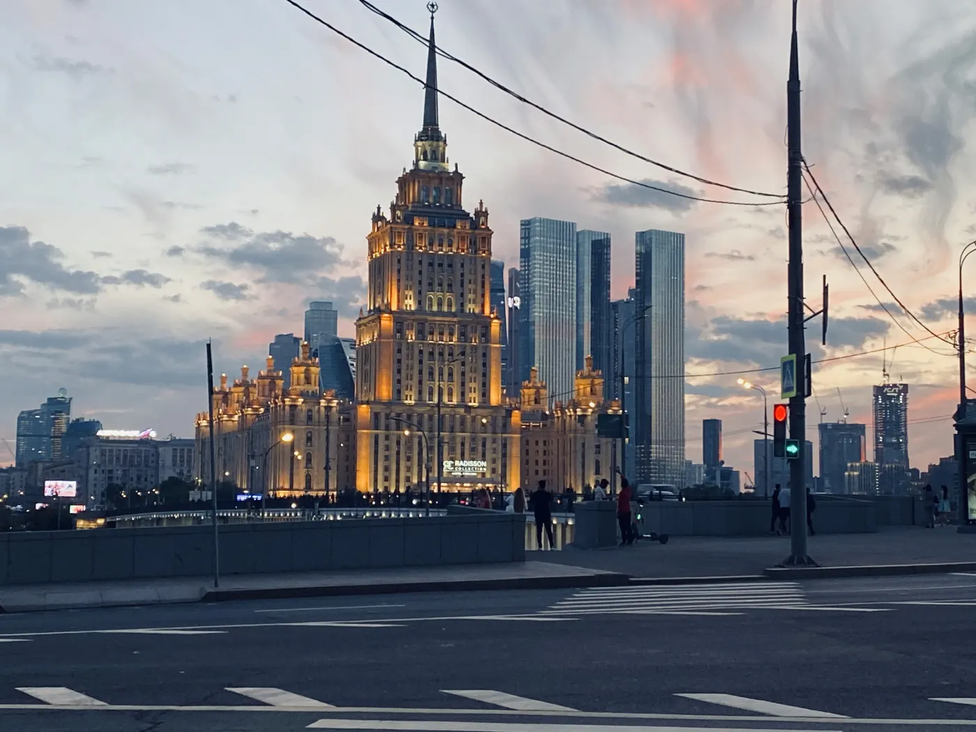 Высотка на закате и небоскрёбы Москва-Сити